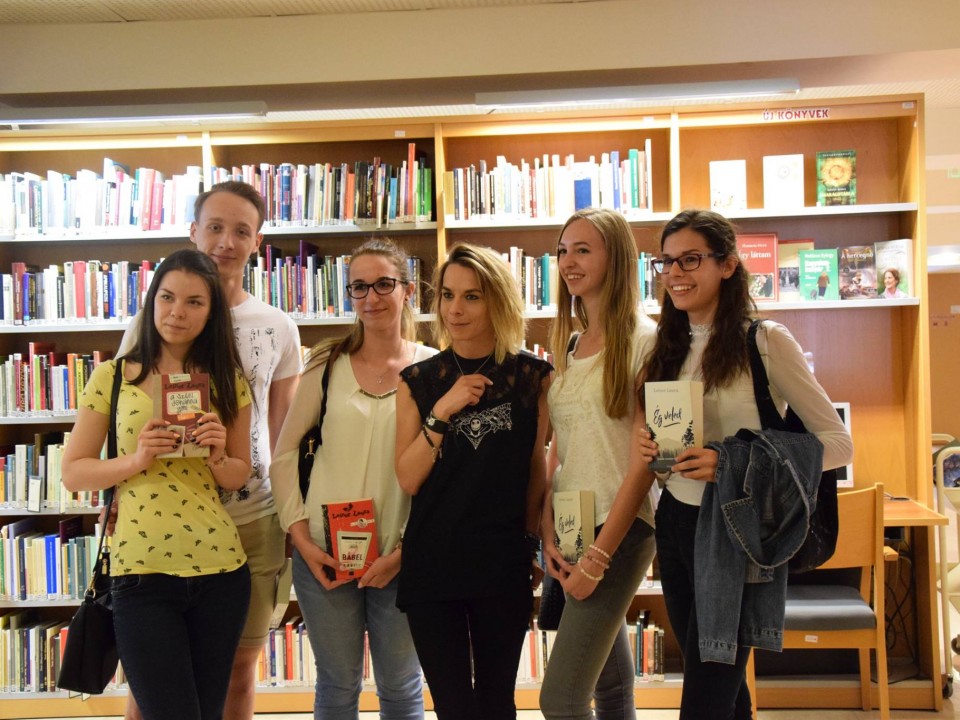 Nyíregyházán dedikált Leiner Laura