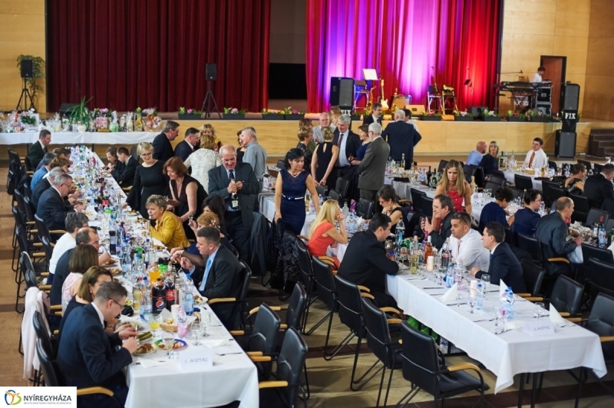 Fergeteges hangulatú bál a Nyíregyházi Egyetemen