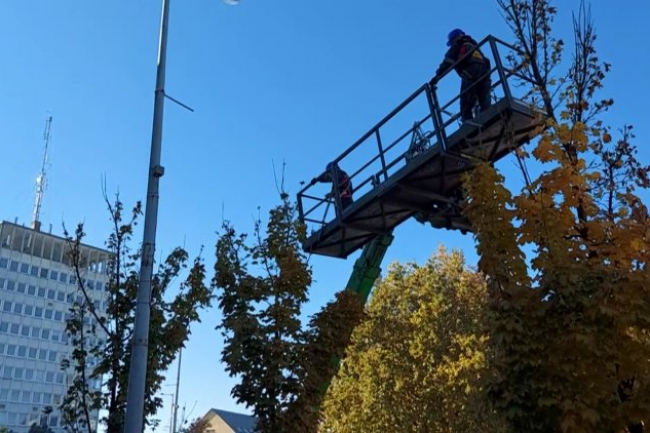 Megkezdték a karácsonyi fények felszerelését a város különböző pontjain