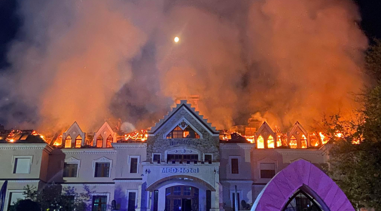 Tragédia! - Lángol a Borostyán Med Hotel Nyíradonyban! Fotók,videó!