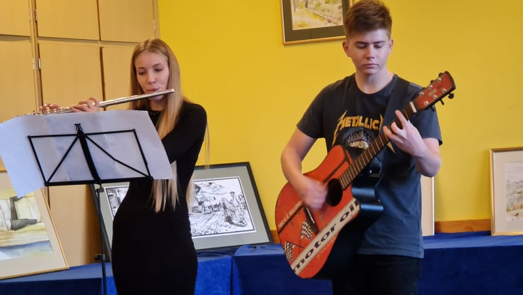 Festmény kiállítás a 100 éves Vasvári Pál Gimnáziumban