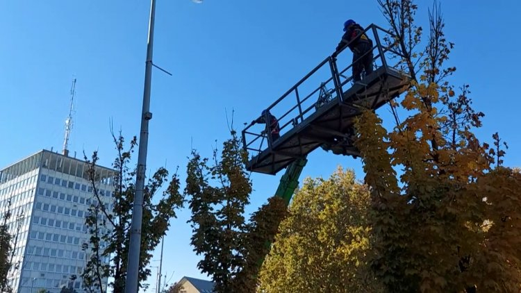 Megkezdték a karácsonyi fények felszerelését a város különböző pontjain