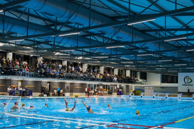 Sporttörténelmi meccs az uszodában