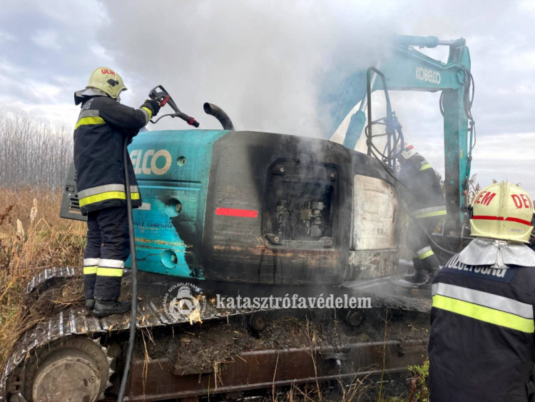  Égett egy markológép motortere