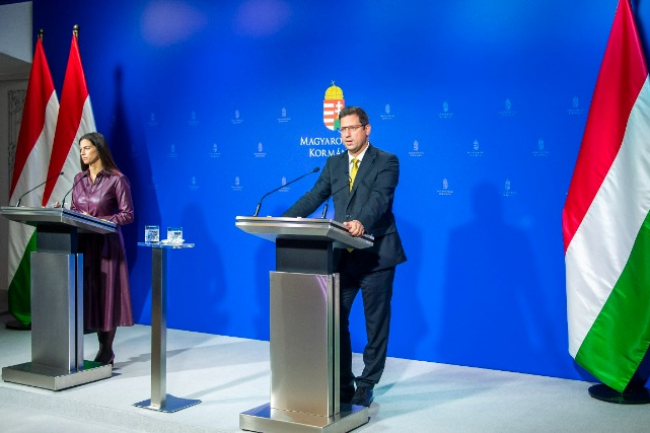 Gulyás Gergely: Az elitek döntése helyett az emberek véleményét hallgatjuk meg a szankciókról