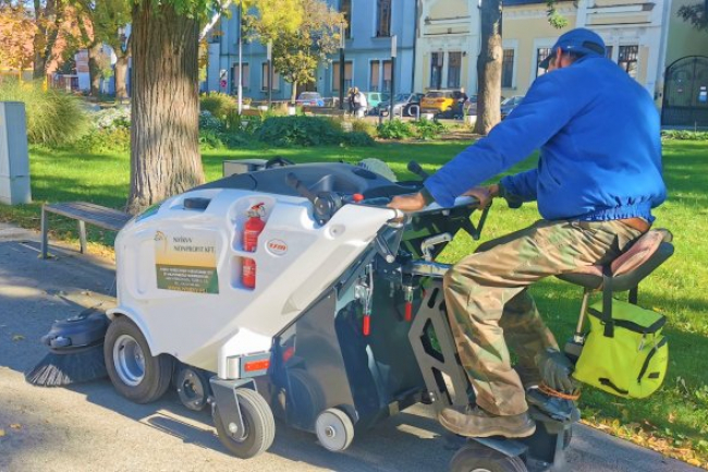Teljesen elektromos meghajtású seprőgép seper Nyíregyházán