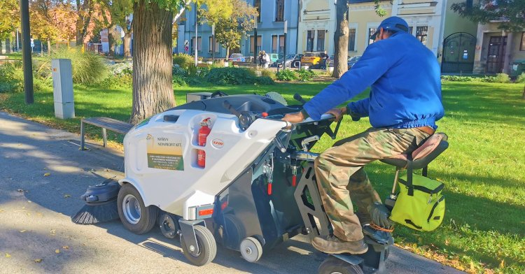 Teljesen elektromos meghajtású seprőgép seper Nyíregyházán