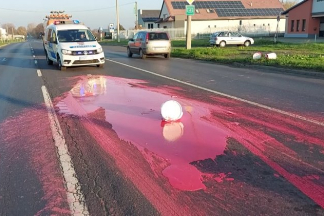 Hatvanliternyi piros festék került a 4-es számú főútvonalra