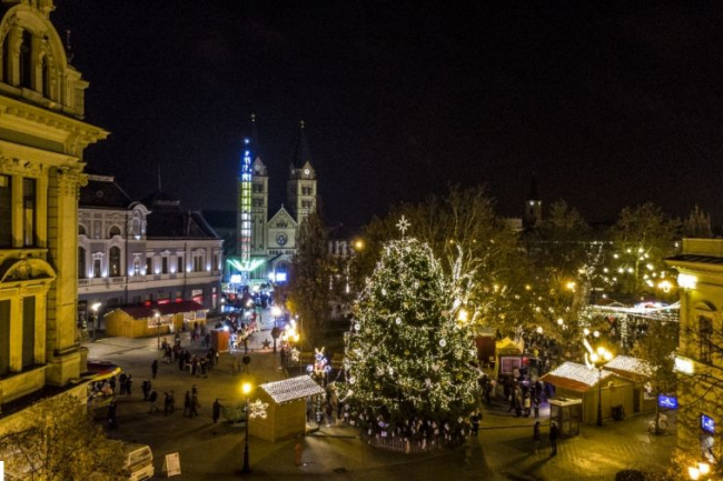 Színes adventi forgatag várja az érdeklődőket november 27-től a város főterén