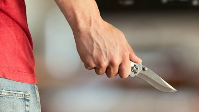 Két ismerősét szúrta nyakon a gyanúsított férfi 