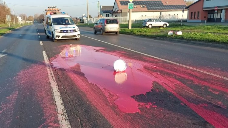 Hatvanliternyi piros festék került a 4-es számú főútvonalra