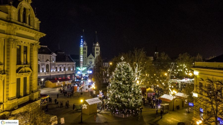 Színes adventi forgatag várja az érdeklődőket november 27-től a város főterén
