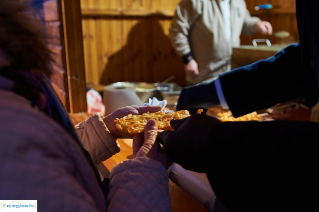 Frissensült lapcsánkával várja a forgatag látogatóit a nyíregyházi önkormányzat