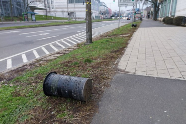 Szemeteseket rongáltak a Kodály Zoltán Általános Iskola előtt