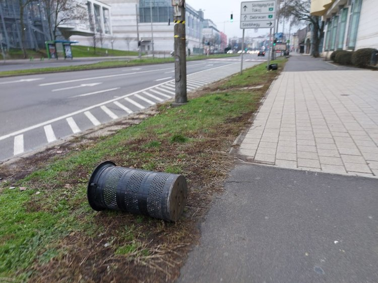 Szemeteseket rongáltak a Kodály Zoltán Általános Iskola előtt