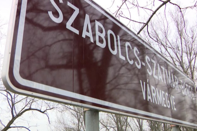 Vármegye - Zajlik a táblák cseréje