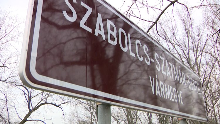 Vármegye - Zajlik a táblák cseréje