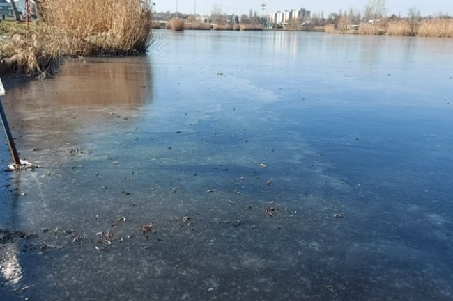 Tilos és életveszélyes a befagyott Bujtosi-tóra lépni