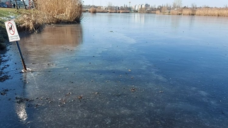Tilos és életveszélyes a befagyott Bujtosi-tóra lépni