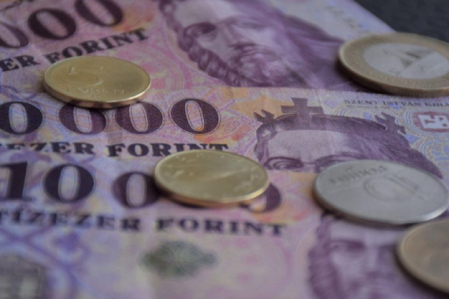 Havonta több tízezret spórolhatnak az emberek a kamatstopnak köszönhetően
