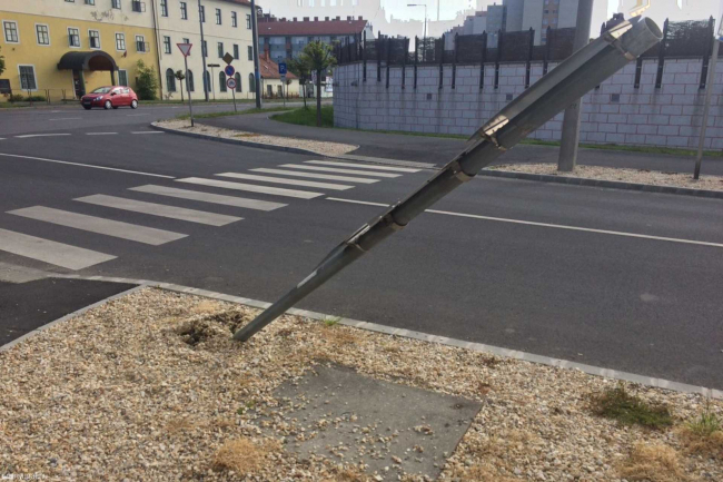 Villanyoszlopnak tolatott egy teherautó