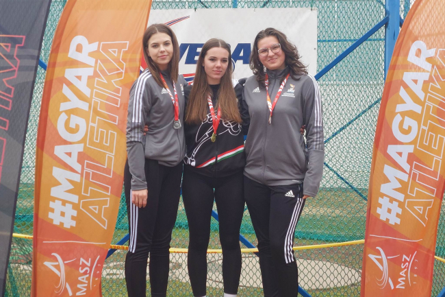 Halmozták az érmeket a hétvégén a Nyíregyházi Sportcentrum úszói