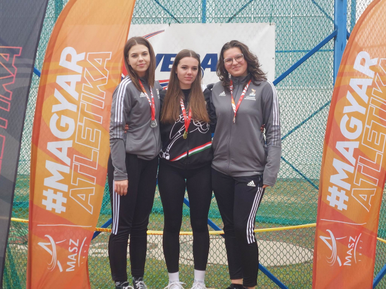 Halmozták az érmeket a hétvégén a Nyíregyházi Sportcentrum úszói