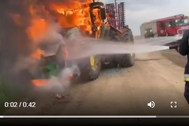 Kigyulladt egy traktor Nyíregyháza külterületén, Nyírjes tanya közelében