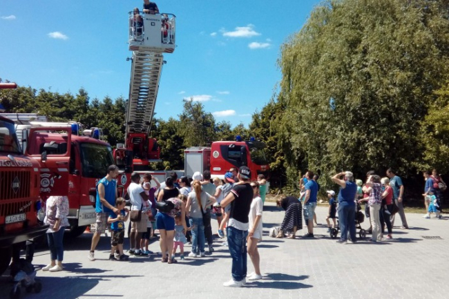 Kinyílnak a laktanyák szertárkapui Gyermeknapon