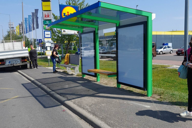 17 új utasvárót helyeztek ki Nyíregyháza különböző pontjaira
