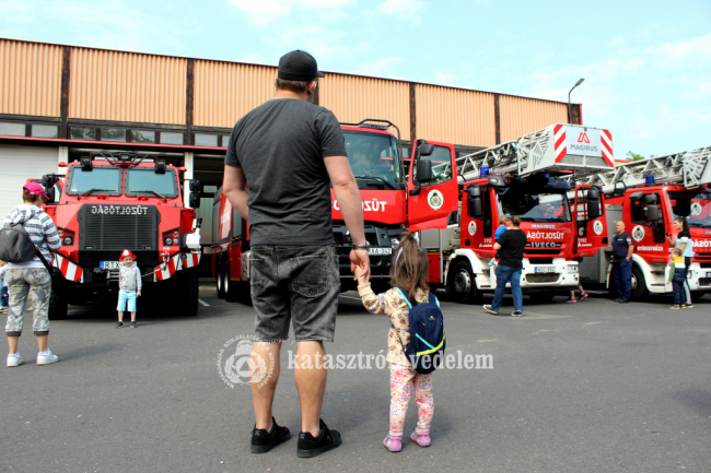  Vasárnap kinyíltak a szertárkapuk
