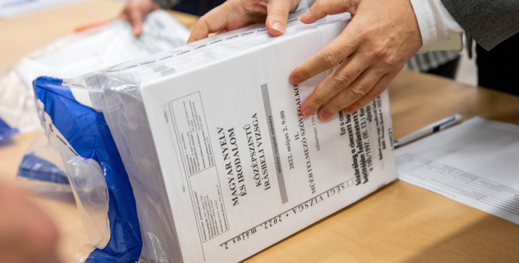 Oktatási Hivatal: Magyar nyelv és irodalomból középszinten 72 569, emelten 1771 vizsgázó tesz érettségit