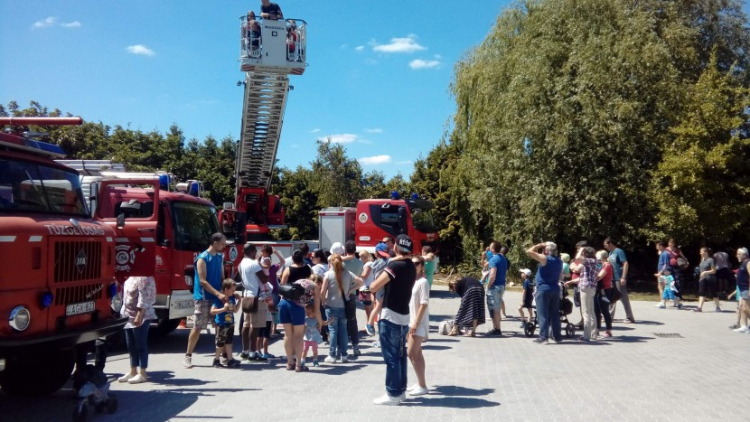 Kinyílnak a laktanyák szertárkapui Gyermeknapon
