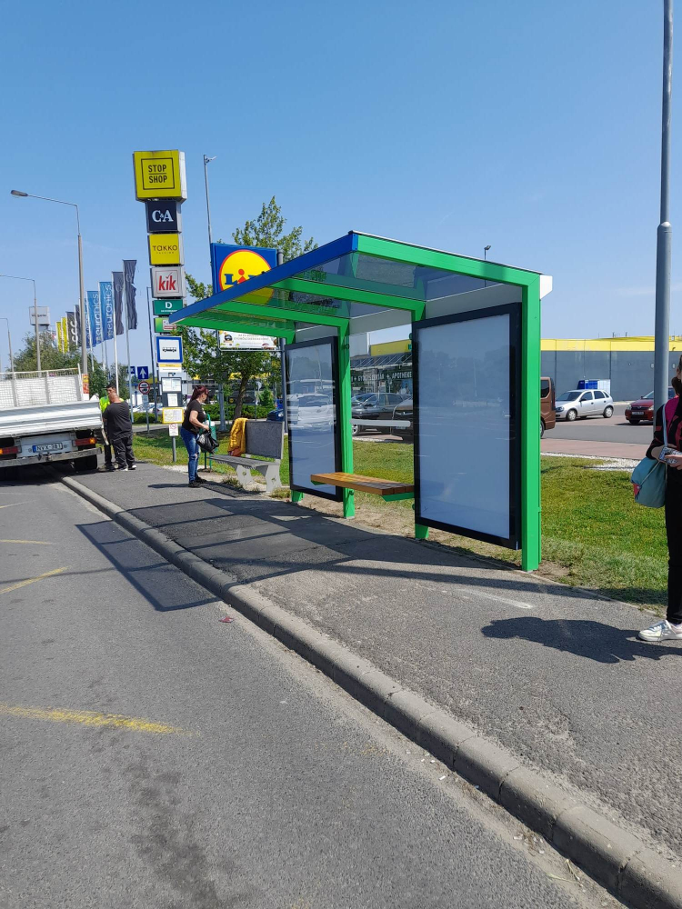 17 új utasvárót helyeztek ki Nyíregyháza különböző pontjaira