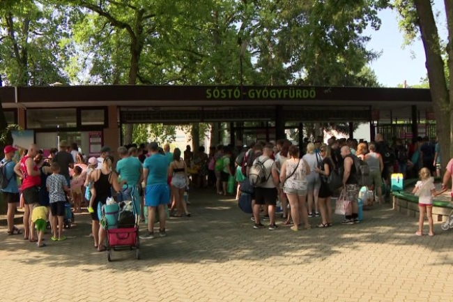 Népszerű a nyíregyházi strand – Már a reggeli órákban rengetegen érkeznek