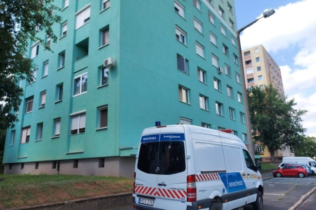 Holttestet találtak a Május 1. téren, az egyik tízemeletes házban