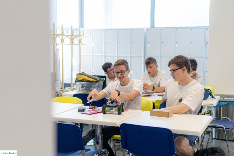 Robotokat építenek a Tudásközpont nyári táborban