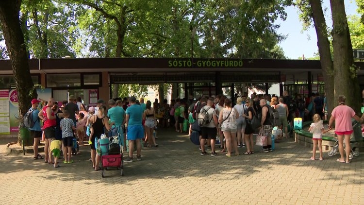 Népszerű a nyíregyházi strand – Már a reggeli órákban rengetegen érkeznek