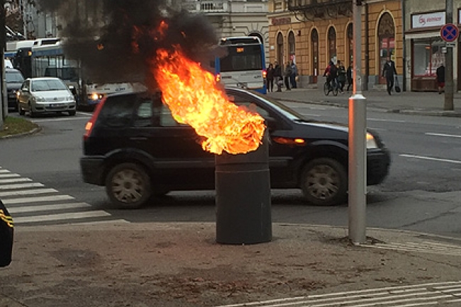 Műanyag kuka égett