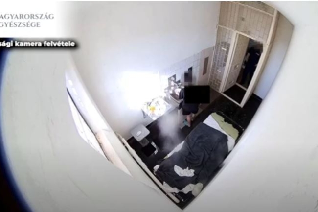 Leöntötte a börtönőrt – videóval