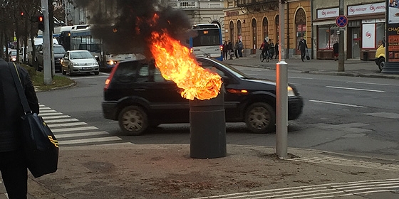 Műanyag kuka égett