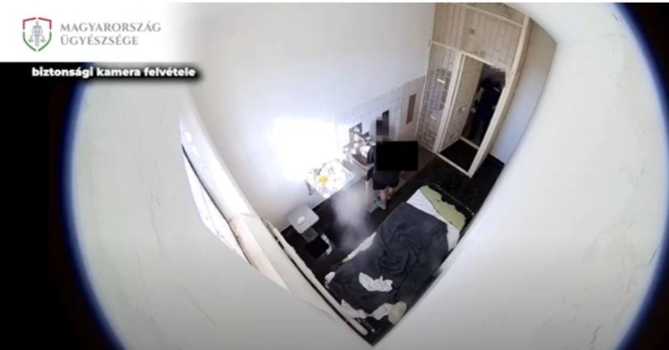 Leöntötte a börtönőrt – videóval