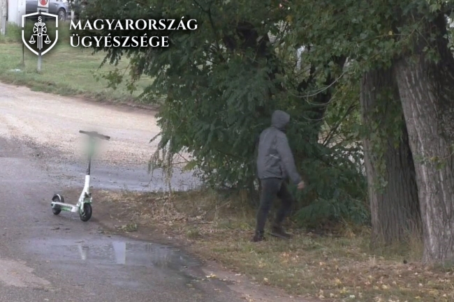 Rollerrel menekült a zsaroló