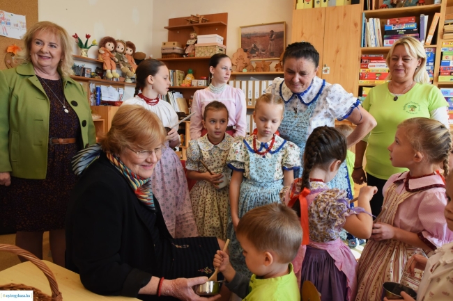 Szüreti mulatság – Szili Katalin is ellátogatott a Kerekerdő Tagintézménybe