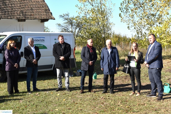 A Hübner 30 db facsemetét adományozott