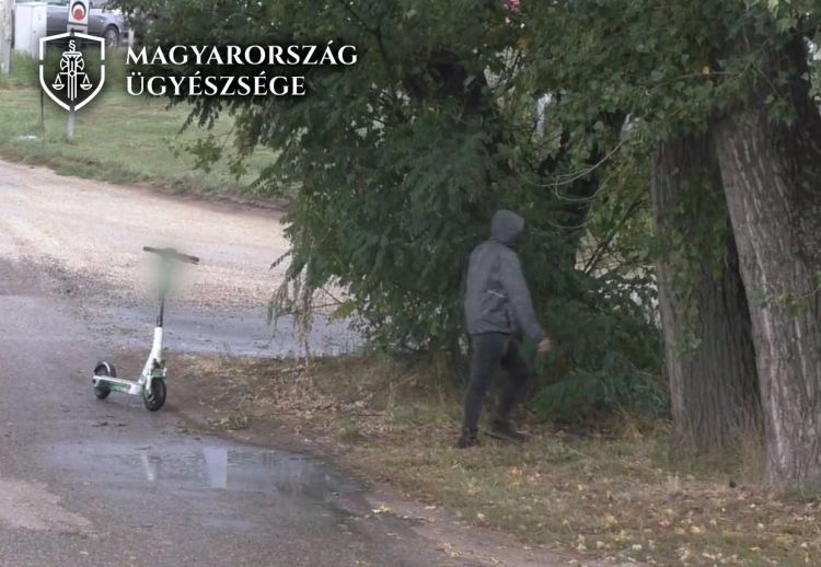 Rollerrel menekült a zsaroló