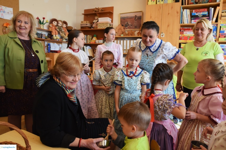 Szüreti mulatság – Szili Katalin is ellátogatott a Kerekerdő Tagintézménybe