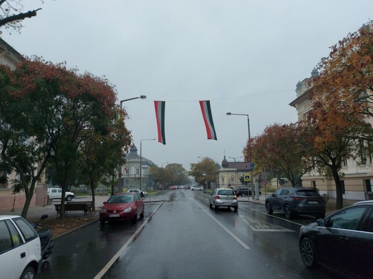 Kikerültek az ünnepi lobogók