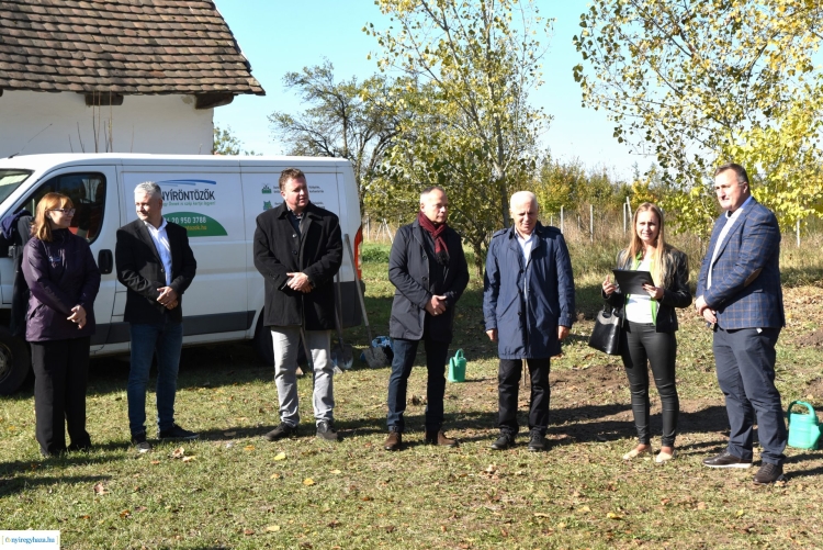 A Hübner 30 db facsemetét adományozott