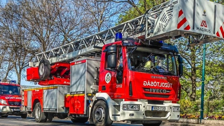 Nagy erőkkel vonultak tegnap este a tűzoltók a nyíregyházi Toldi utcára